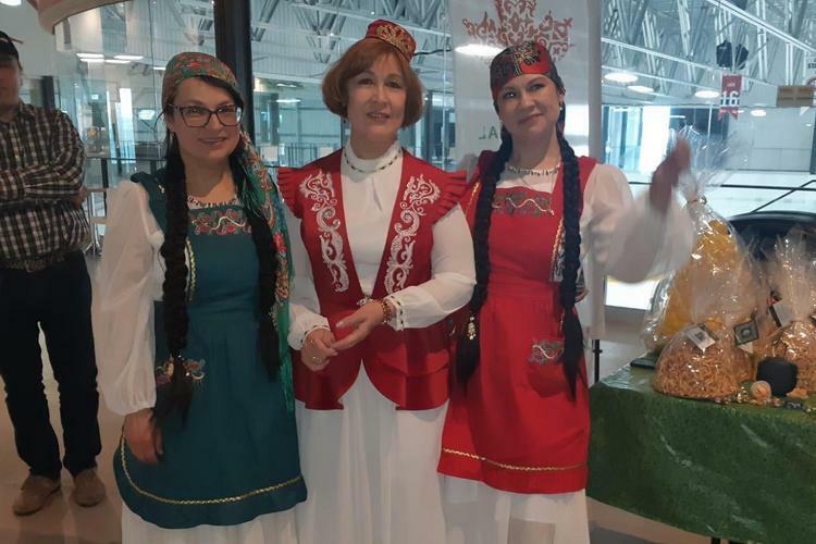 Перед матчем играет национальная музыка