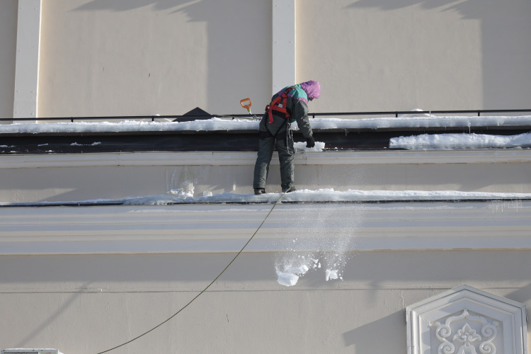 Ходить под некоторыми крышами в Казани страшно. Я на некоторые смотрю и думаю: блин, надо найти, кто тут главный, и предложить ему свои услуги