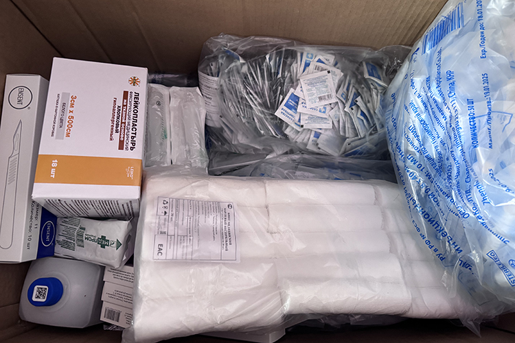 Постепенно к помощи фронту подключились все врачи и медсестры. Стали скидываться раз в месяц, собирая несколько десятков тысяч рублей, закупать медикаменты, формировать наборы и отправлять на СВО