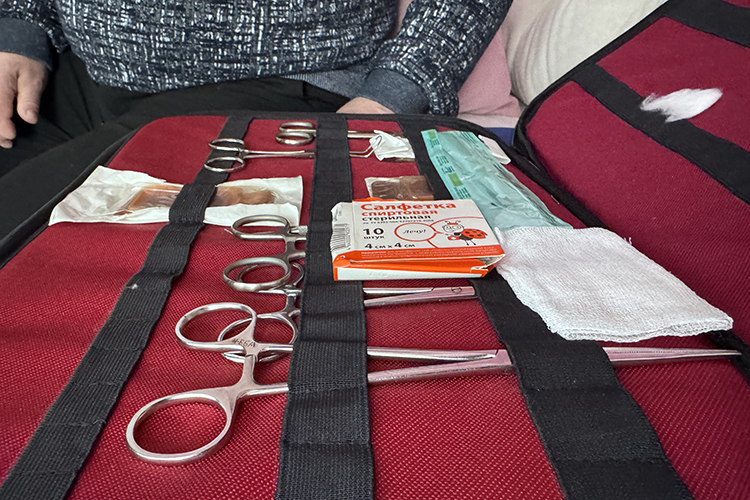 Ильгизар Бариевич понял, что салфетки раненых не спасут, и познакомился через волонтеров с военными, которые и рассказали, насколько важны на фронте именно медикаменты