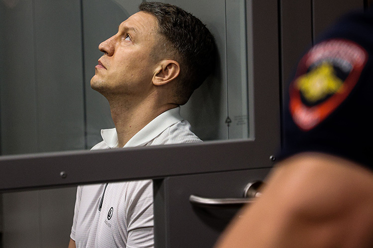 Бывший глава Кировского и Московского районов Сергей Миронов и его семья начали исполнять решение суда, который постановил обратить в доход государства недвижимость и кэш в сумме на 437 млн рублей