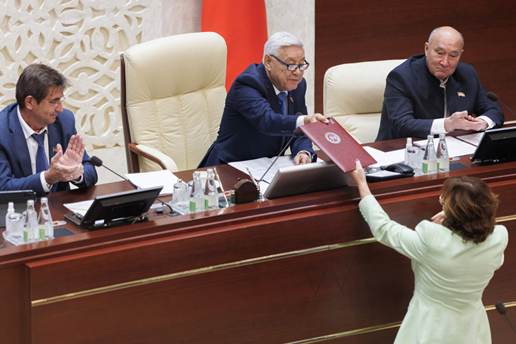 Всю эту неделю в высоких кабинетах власти обсуждается, что для председателя республиканского парламента, 78-летнего Фарида Мухаметшина заседание может стать прощальным