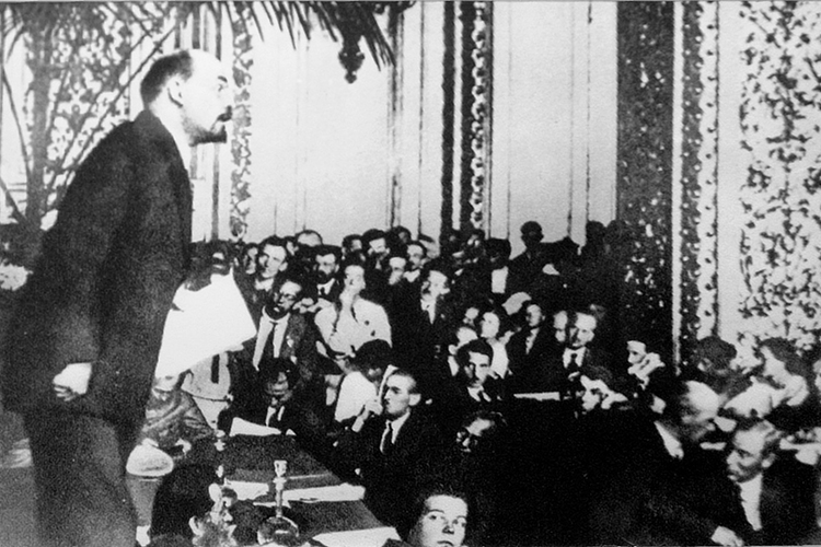 «Возвращаясь к вопросу о том, знали ли большевики о связях Ленина со спецслужбами. Я полагаю, что знали единицы, даже перечислить этих людей можно по пальцам максимум двух рук»