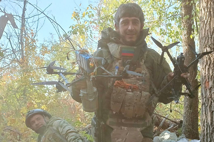 Магомед Нурмухаметов (позывной «Маугли»), который в одиночку возит провиант на точку «ноль», откуда уже штурмовики забирают все необходимое