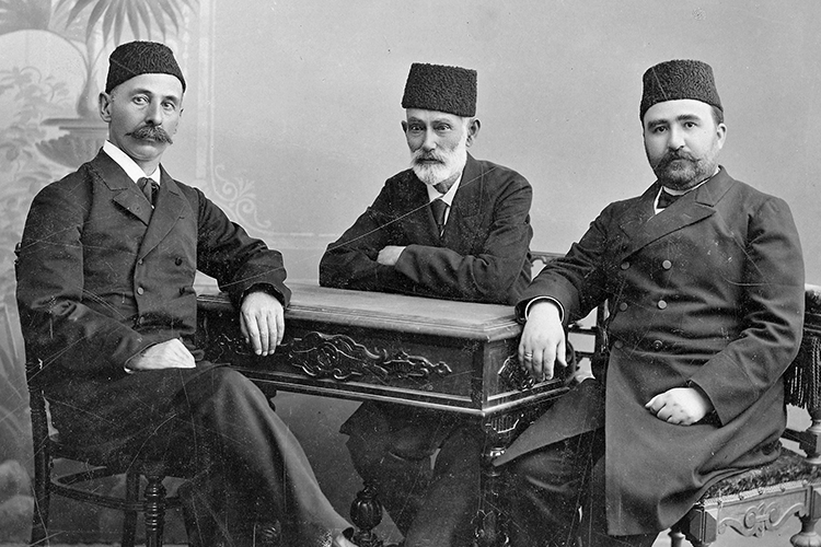 Исмаил Гаспринский на фото слева