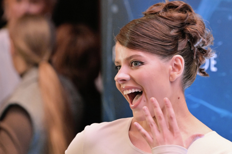 В центре внимания &mdash; неузнаваемая Ангелина Пахомова, которой характерны менее драматичные роли