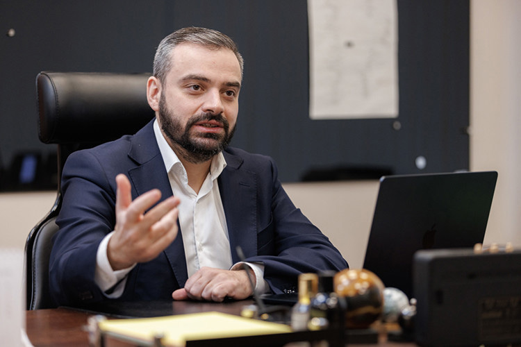 Популярностью среди клиентов с запросами по регулированию брачно-семейных отношений пользуется партнер компании Аркадий Вайман, возглавляющий направление Family Office