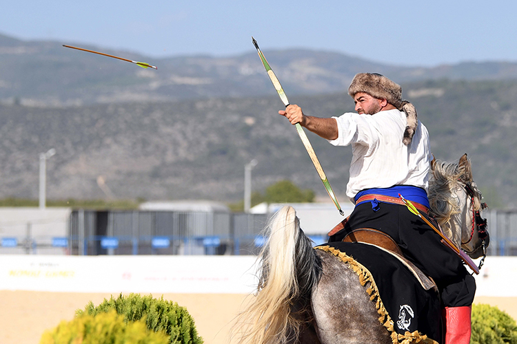 Для стрельбы из лука на скаку требуется невероятный контроль и точность