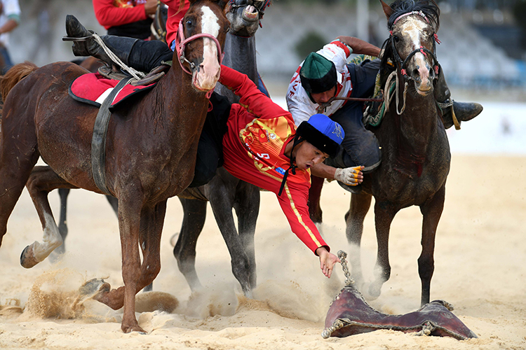 Кок-бору &mdash; это главное украшение «Игр кочевников». Почти как футбол, только игроки здесь скачут на лошадях, а мяч им заменяет туша козла