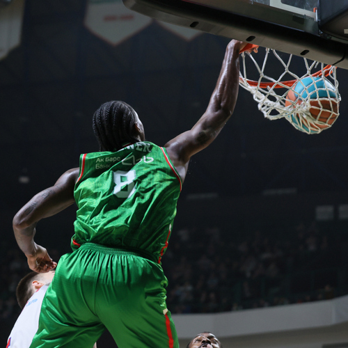 Эффектный бросок сверху от Тайрона Брюера