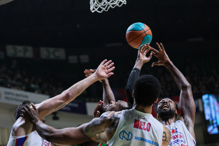 УНИКС выиграл подбор 45-31