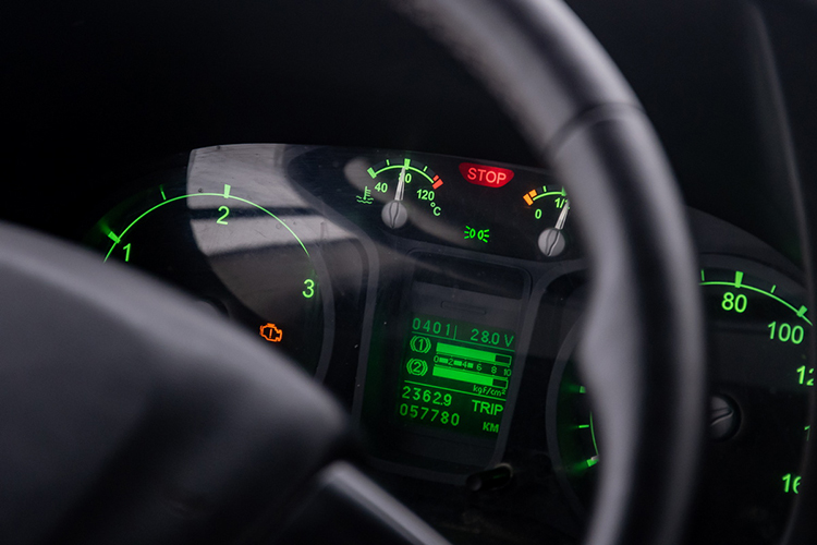 Водитель пазика Вадим признает, что машины действительно ломаются: даже в день нашей поездки на «приборке» горит «чек» неисправности. При этом каждое утро автобус осматривает механик на предмет поломок и дает оценку