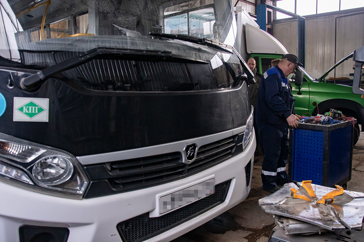 Проблема не только в Бугульме! Три машины стояли готовые, один автобус был на улице в ожидании запчастей коробки передач, еще один внутри &mdash; ждет замены высоковольтных проводов