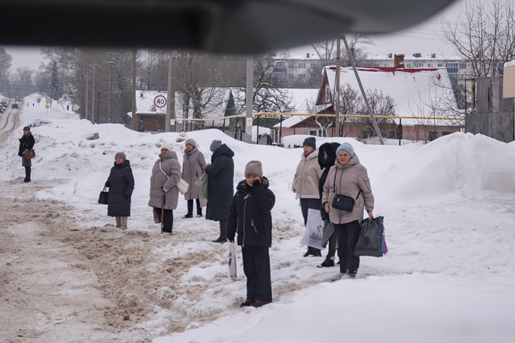 Чтобы как-то решить ситуацию, Бугульма «оторвала» часть автобусов от межгорода и пыталась закрыть ими городские перевозки. Помочь вызвалось ООО «Бугульминское АТП». Но, увы, горожане часами ждали транспорт на остановке