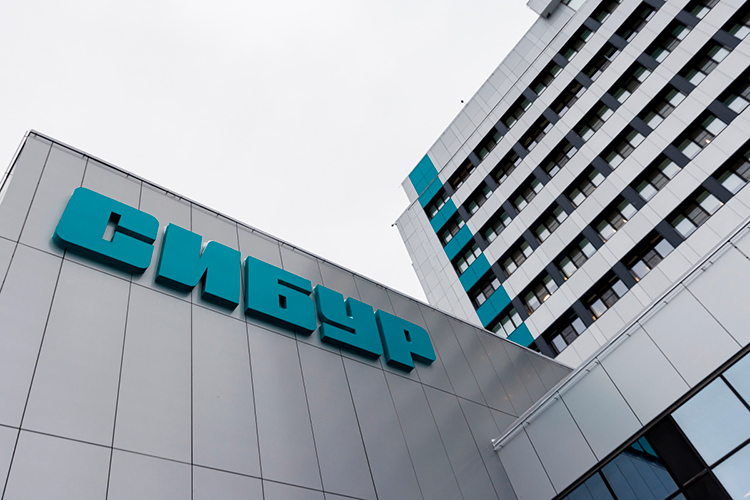 Выручка одной из крупнейших интегрированных нефтегазохимических компаний России от реализации продукции по итогам 2025 года составила 1,05 трлн рублей, снизившись по сравнению с 2024-м на 10,4%, а с показателями 2023-го &mdash; на 3,5%