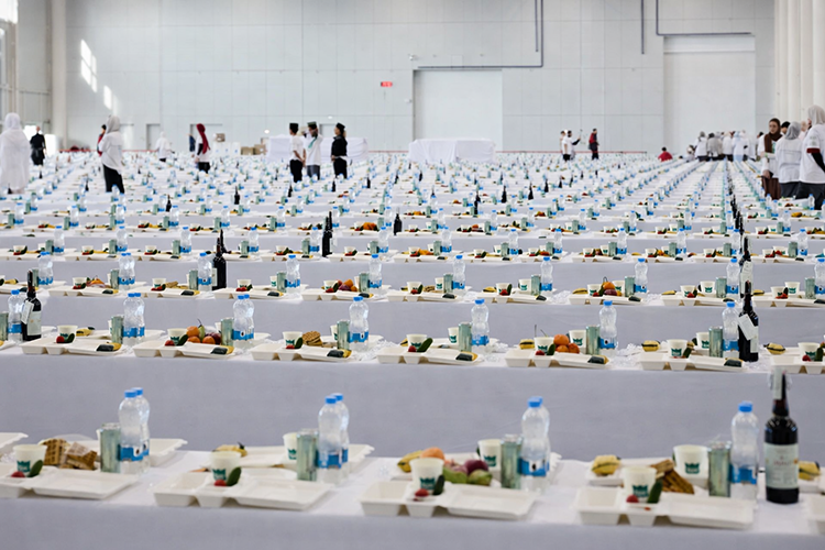 Для организации угощений в этом году было использовано: 4 тонны фруктов, 3,5 тонны овощей, 2,5 тонны мяса, 900 кг сухофруктов, 750 кг гречки, 400 кг конфет и 11 тысяч порций чак-чака