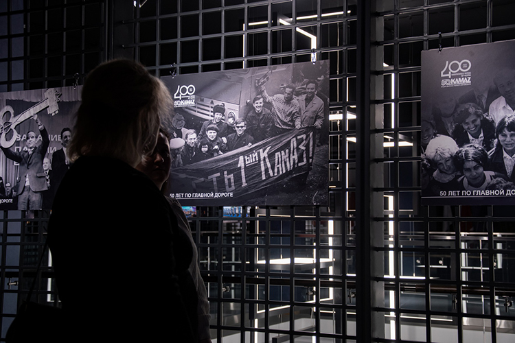 За час до начала спектакля гостей встречала стильная фотозона и приятный фуршет с брендированной под КАМАЗ водой и закусками с клубникой