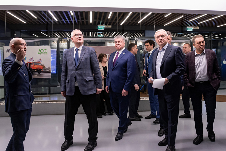 Вскоре приехали VIP-гости во главе с гендиректором автогиганта Сергеем Когогиным и мэром Челнов Наилем Магдеевым