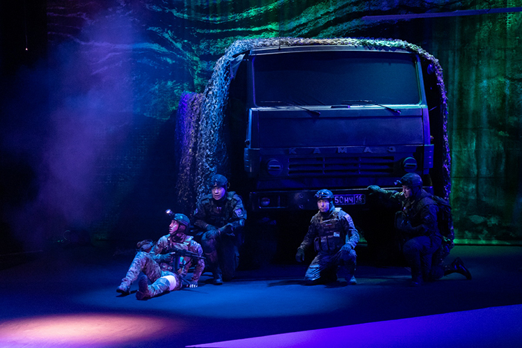 Рассказ начинается с ситуации на фронте &mdash; боевой «Мустанг» попал под мину и перестал заводиться