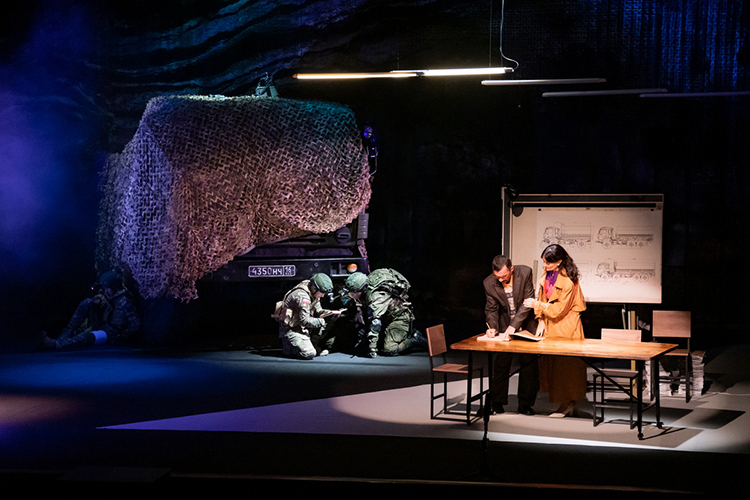 Далее события разворачиваются в квартире обычной семьи челнинцев Артура и Светланы Гречкиных