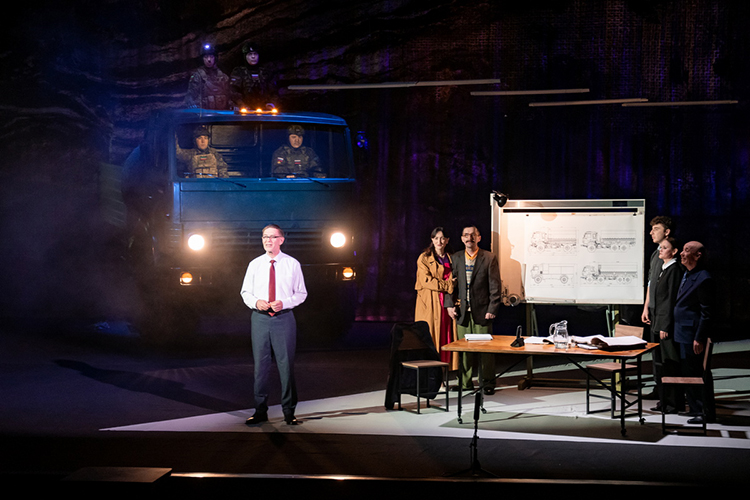 Сюжет спектакля «Вышел конь мой из тени» от худрука театра им. Гилязова Олега Киньзягулова завязан вокруг боевой машины «КАМАЗ-4350» («Мустанг»)»