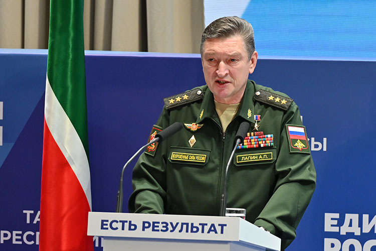 Пока официального подтверждения нет, но участие Александра Лапина в конференции единороссов, очевидно, неслучайно. И Лапин выглядит кандидатом, который должен пройти в Госдуму от республики даже при сжатой квоте