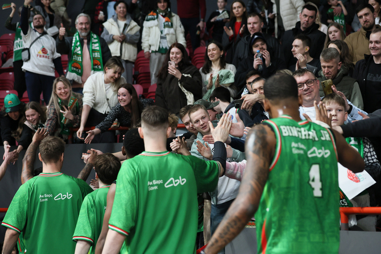 Игроки УНИКСа делают «круг почета» после каждой игры