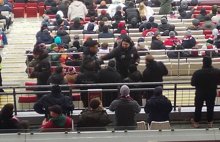 Даку с болельщиками