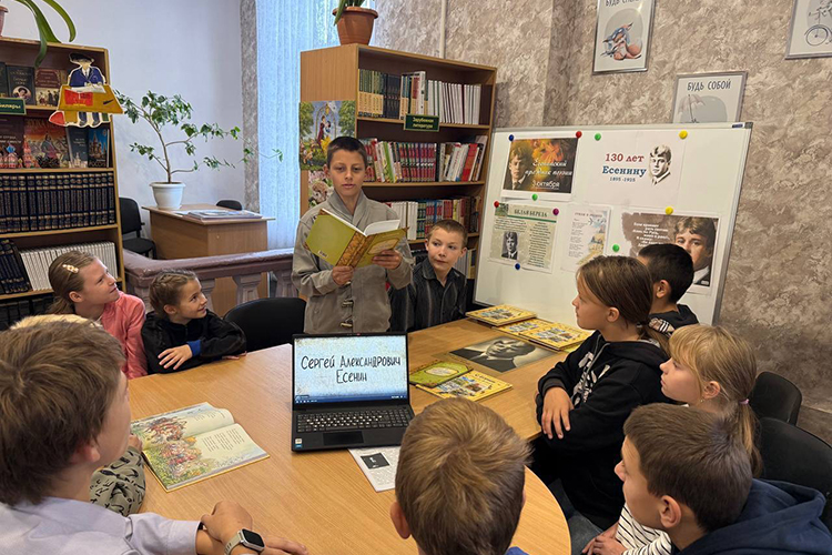 Сегодня здесь живут и обучаются более 70 детей, потерявших родителей. Причем многие из них потеряли их в ходе боевых действий, а некоторые сами пережили тяжелые сражения, прячась в подвалах, пока снаружи шла война