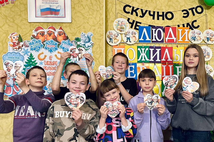 С каждым месяцем в интернат поступают новые дети, и школа вынуждена открывать жилые блоки в общежитиях, которыми не пользовались более 25 лет