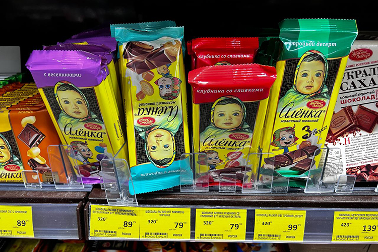 Приятный сюрприз для сладкоежек: плитка самого дешевого шоколада «Аленка» подешевела на 42% по сравнению с декабрем прошлого года и обойдется в 79 рублей