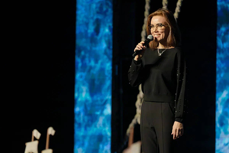 Режиссер-постановщик спектакля, худрук Казанской городской филармонии и ансамбля танца «Казань» Чулпан Закирова призналась, что «Алые паруса» &mdash; ее любимая сказка детства