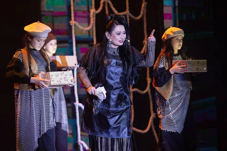 Компанию юным солистам составили золотые голоса республики