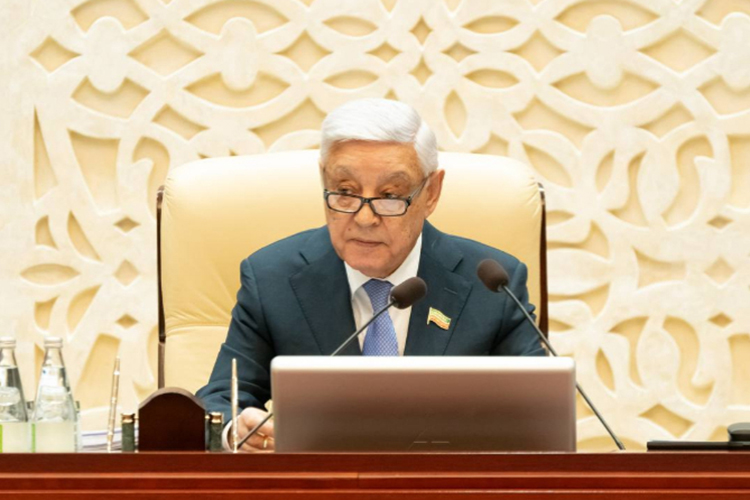 Мухаметшин взял заранее заготовленный лист и зачитал: «Я, уважаемые коллеги, информирую вас о том, что мною принято решение о досрочном прекращении полномочий депутата Государственного совета Республики Татарстан, председателя Госсовета»