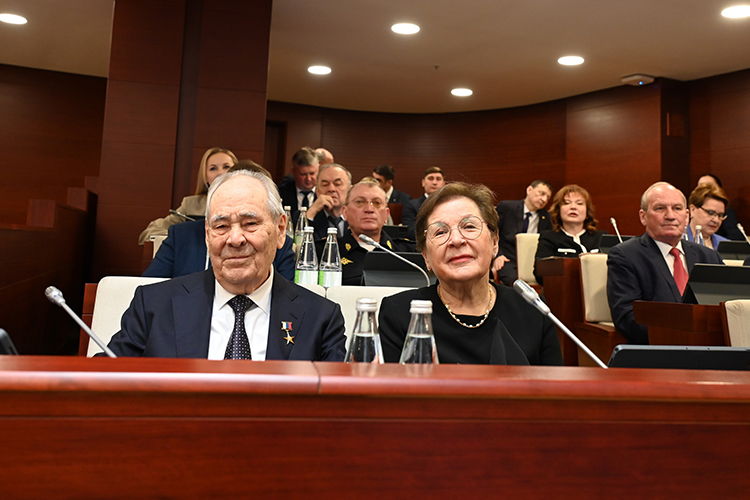 Сам Мухаметшин, как было видно по лицу, с трудом переживал происходящее, а вот его жена Луиза Акрамовна держалась стойко