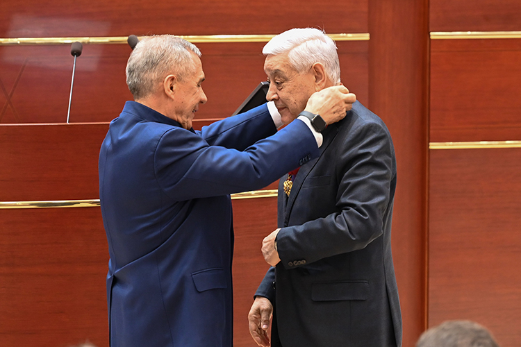 «Трепетно и волнительно», &mdash; так описал Мухаметшин свое сегодняшнее состояние, выйдя к трибуне после вручения ордена