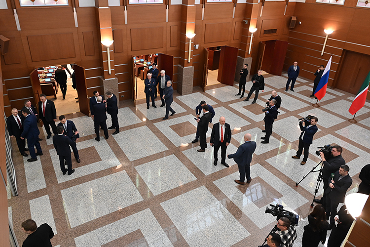 Обычно сессии Госсовета Татарстана по вторникам не проходят, но сегодняшнее заседание солнечным мартовским вторником было особенным, историческим