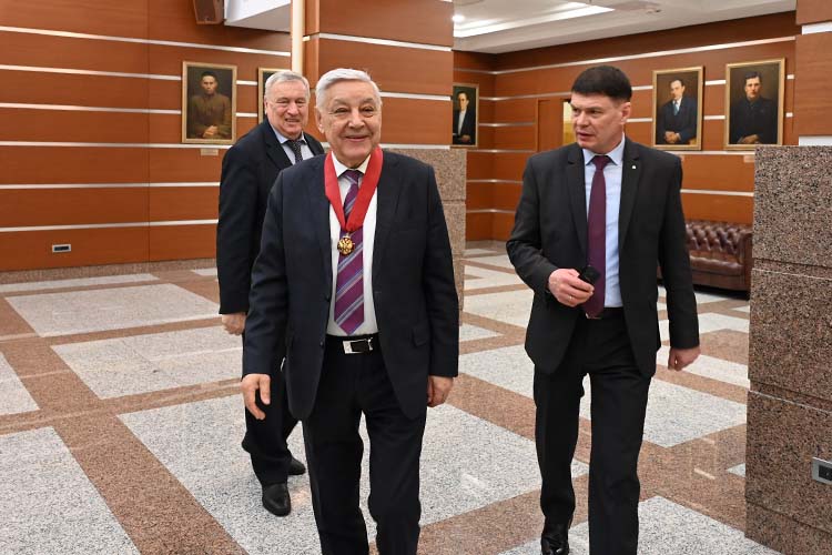 Сегодня Фарид Мухаметшин покинул пост спикера Госсовета РТ. Парламентом республики он руководил больше 30 лет