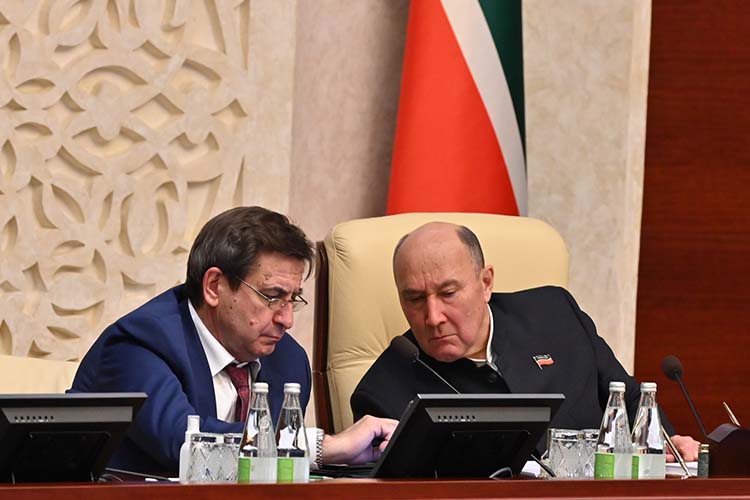 Исполнять обязанности спикера Госсовета РТ поручили Марату Ахметову (справа)