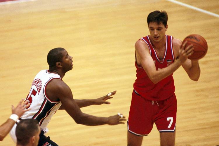 Тони Кукоч (слева) и легенда НБА Мэджик Джонсон