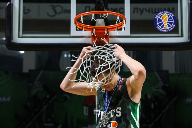 Димитриевич срезал сетку с кольца после чемпионского матча