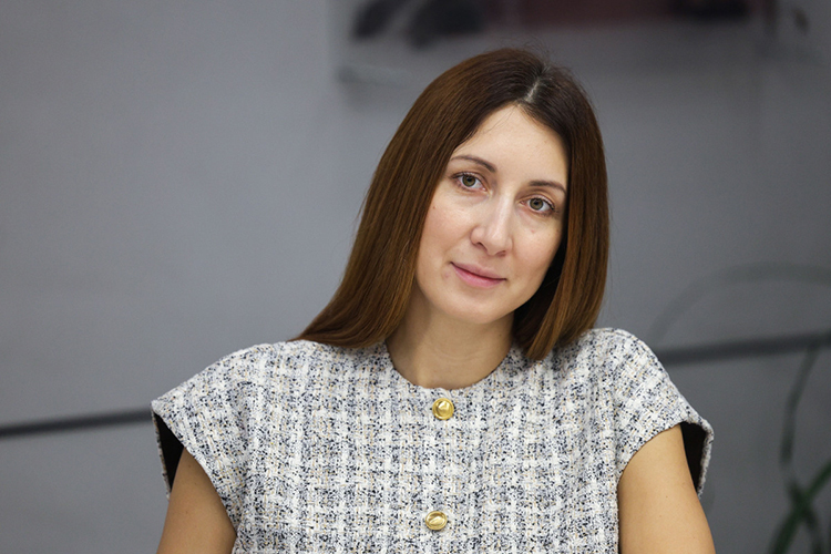 <font color="#242424">Рада Баранникова: «Одна молодая клиентка, ей 21 год, пришла с готовой планировкой в телефоне. Ей было важно, куда „смотрит“ угол кухни-гостиной и какой вид из окна. Она думала о том, как будет ощущать себя в этом пространстве. Родители с деньгами просто следовали за ее выбором»</font>