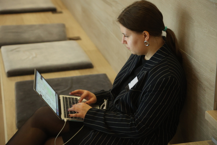 С ИИ копирайтер не пишет с нуля, а собирает фактуру, генерирует структуру и правит стиль &mdash; 36 минут вместо четырех часов. Подписка на ChatGPT и Midjourney стоит около 3 тыс. рублей. В итоге час «мозговой силы» обходится в 127,5 рубля против 750 вручную, себестоимость контента падает в 5,8 раза