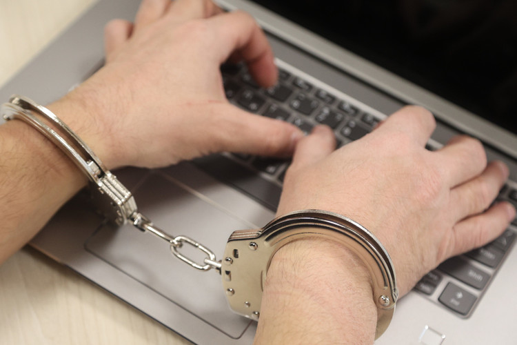 Авторы инициативы предлагают наказывать СМИ и граждан за распространение информации на страницах газет или в соцсетях, если она прямо или косвенно формирует у людей впечатление, что человек или компания совершили что-то противоправное