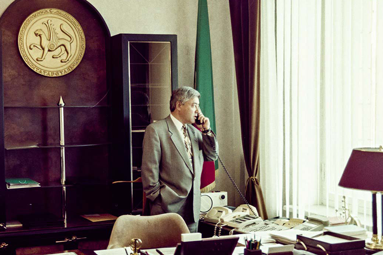 Родной язык Фарид Мухаметшин учил, по его личному признанию, перед зеркалом: смотрел на свое отражение и громко читал книги