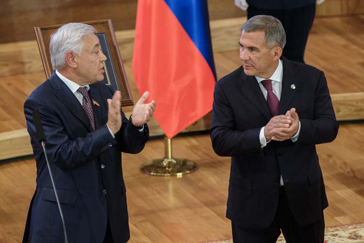 Мухаметшин оказался по одну сторону баррикад с Миннихановым с самого начала восхождения последнего к вершинам