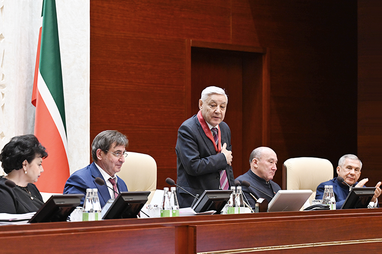 Добровольная отставка председателя Госсовета РТ Фарида Мухаметшина тянет на политическое событие года. По сути, республика расстается с последней символической фигурой, олицетворяющей события 1990-х, с живым памятником суверенитету Татарстана