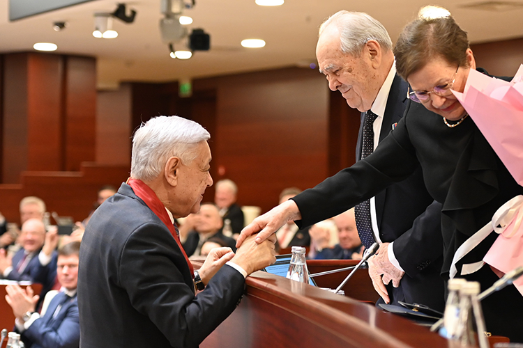 Уйди Мухаметшин из большой политики лет 10-15 назад, как это сделал Минтимер Шаймиев, он все равно запомнился бы глыбой, но без шлейфа возрастных чудачеств