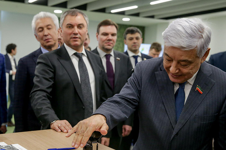 У Мухаметшина отличные связи в Москве, он прекрасно знает федеральную элиту, того же Вячеслава Володина еще со времен блока «Отечество &mdash; вся Россия», поэтому мог решать в столице важные деликатные вопросы