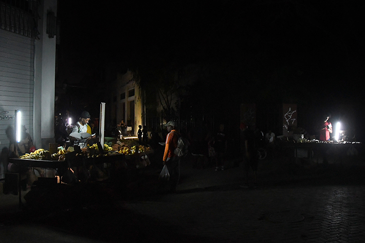 В понедельник вся Куба вновь осталась без электричества на фоне нефтяной блокады США и многомесячных перебоев с топливом и энергоснабжением